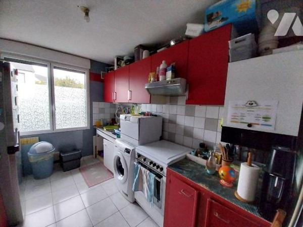 VITRE. Dans lotissement calme, maison Type 4 d'environ 82 m2 Hab. sur terrain de 271 m2. Séjour...