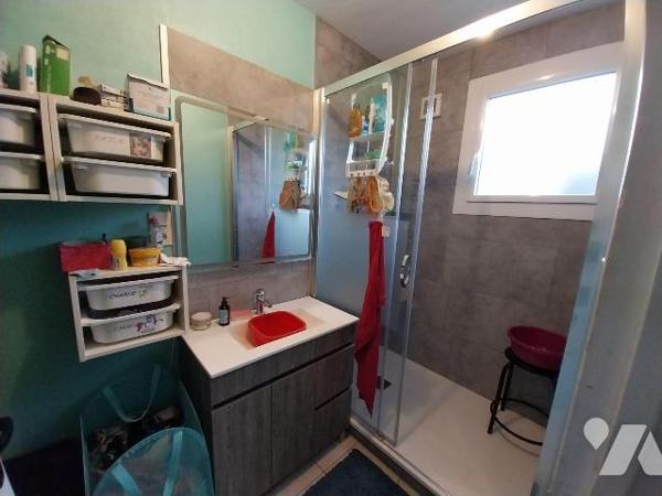 VITRE. Dans lotissement calme, maison Type 4 d'environ 82 m2 Hab. sur terrain de 271 m2. Séjour...