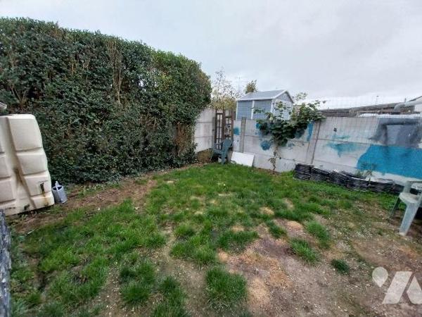 VITRE. Dans lotissement calme, maison Type 4 d'environ 82 m2 Hab. sur terrain de 271 m2. Séjour...