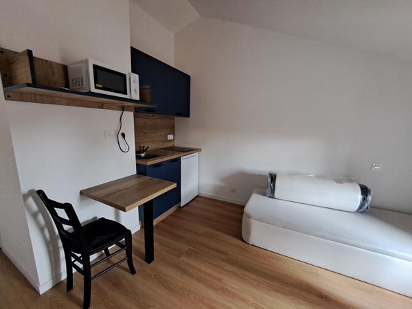 Chambre meublée dans un immeuble en centre ville des Herbiers