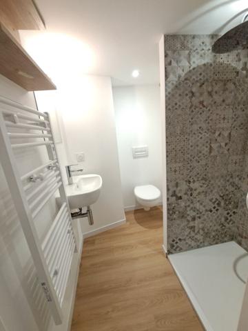 Chambre meublée dans un immeuble en centre ville des Herbiers