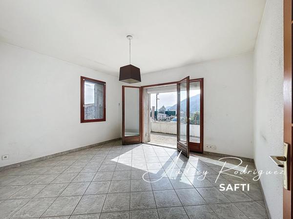 Maison avec terrasse et grand sous-sol