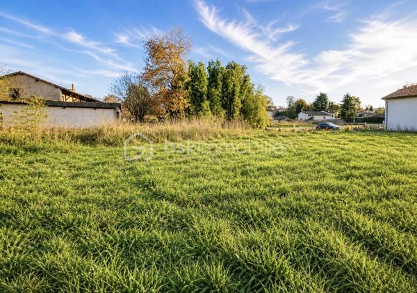 Donnez vie à votre projet dans un cadre privilégié !
Au sein d’un petit lotissement intimiste de seulement 6 lots, découvrez cette belle parcelle plate et entièrement viabilisée de 505m² , prête à accueillir votre future maison.

Un emplacement idéal : À proximité immédiate du centre-ville et de la Voie Bleue, tout en bénéficiant d’un environnement calme et verdoyant.

Le terrain parfait pour votre projet :
- Libre constructeur : imaginez la maison qui vous ressemble
- Possibilité de développer environ 120m² habitables (hors garage)
- Terrain plat et facile à aménager
- Piscinable

Un cadre de vie recherché, idéal pour une vie de famille entre nature et commodités.
- Dernier lot disponible
- Projet immédiatement réalisable
- Secteur attractif et recherché
Une opportunité rare pour construire sereinement, dans un environnement de qualité.

Visite sur rendez-vous. Contactez-moi dès maintenant — ce type de bien ne reste jamais longtemps disponible