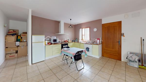 Visite virtuelle disponible sur demande.

Située au calme sur la commune d'Oraas, découvrez cette maison d'environ 65 m² (construite en 2009), édifiée sur une parcelle de 1 548 m². Ce bien sain et lumineux est idéal pour un premier achat ou un projet de personnalisation (travaux de finitions à prévoir).

Au rez-de-chaussée :
Une entrée ouvrant sur une pièce à vivre spacieuse et lumineuse.
Une cuisine américaine équipée, ouverte sur le salon/séjour.
Une agréable chambre de 12 m².
Une salle de bain complète avec douche et baignoire.
À l'étage (fort potentiel d'agrandissement) :
Une deuxième chambre.
Un grenier aménageable, idéal pour créer une 3ème chambre, une salle d'eau supplémentaire ou un bureau selon vos besoins.

Les extérieurs
Une superbe parcelle de 1 548 m², entièrement clôturée et sécurisée par un portail.
Un grand garage attenant à la maison.

Côté technique & Prestations
Chauffage et chauffe-eau électriques (cuve de 300L).
Menuiseries et huisseries en bois avec double vitrage.
Revêtements de sol : carrelage et parquet flottant.
Assainissement individuel.