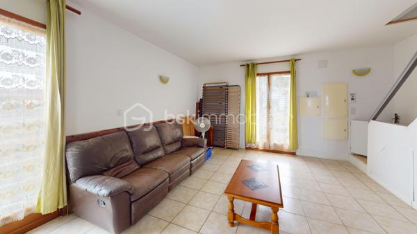Visite virtuelle disponible sur demande.

Située au calme sur la commune d'Oraas, découvrez cette maison d'environ 65 m² (construite en 2009), édifiée sur une parcelle de 1 548 m². Ce bien sain et lumineux est idéal pour un premier achat ou un projet de personnalisation (travaux de finitions à prévoir).

Au rez-de-chaussée :
Une entrée ouvrant sur une pièce à vivre spacieuse et lumineuse.
Une cuisine américaine équipée, ouverte sur le salon/séjour.
Une agréable chambre de 12 m².
Une salle de bain complète avec douche et baignoire.
À l'étage (fort potentiel d'agrandissement) :
Une deuxième chambre.
Un grenier aménageable, idéal pour créer une 3ème chambre, une salle d'eau supplémentaire ou un bureau selon vos besoins.

Les extérieurs
Une superbe parcelle de 1 548 m², entièrement clôturée et sécurisée par un portail.
Un grand garage attenant à la maison.

Côté technique & Prestations
Chauffage et chauffe-eau électriques (cuve de 300L).
Menuiseries et huisseries en bois avec double vitrage.
Revêtements de sol : carrelage et parquet flottant.
Assainissement individuel.