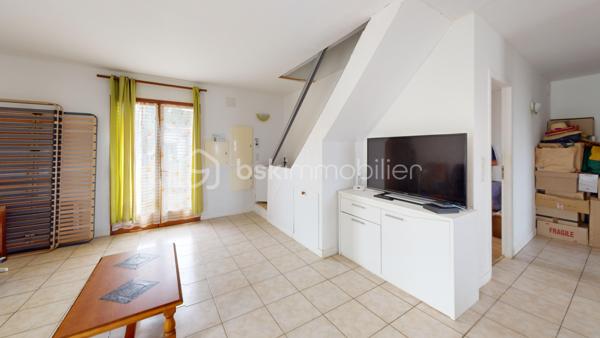 Visite virtuelle disponible sur demande.

Située au calme sur la commune d'Oraas, découvrez cette maison d'environ 65 m² (construite en 2009), édifiée sur une parcelle de 1 548 m². Ce bien sain et lumineux est idéal pour un premier achat ou un projet de personnalisation (travaux de finitions à prévoir).

Au rez-de-chaussée :
Une entrée ouvrant sur une pièce à vivre spacieuse et lumineuse.
Une cuisine américaine équipée, ouverte sur le salon/séjour.
Une agréable chambre de 12 m².
Une salle de bain complète avec douche et baignoire.
À l'étage (fort potentiel d'agrandissement) :
Une deuxième chambre.
Un grenier aménageable, idéal pour créer une 3ème chambre, une salle d'eau supplémentaire ou un bureau selon vos besoins.

Les extérieurs
Une superbe parcelle de 1 548 m², entièrement clôturée et sécurisée par un portail.
Un grand garage attenant à la maison.

Côté technique & Prestations
Chauffage et chauffe-eau électriques (cuve de 300L).
Menuiseries et huisseries en bois avec double vitrage.
Revêtements de sol : carrelage et parquet flottant.
Assainissement individuel.