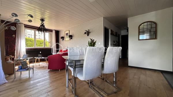 Venez découvrir avec Patricia Acquaviva ce T3 de 68 m² situé au rez-de-chaussée sur la commune d’Échirolles, au sein de la résidence du Château, offrant un cadre de vie agréable au cœur d’une copropriété entièrement fermée et sécurisée avec visiophone et bénéficiant d’un grand parc arboré.

L’appartement s’ouvre sur une entrée fonctionnelle avec placard, menant à une belle pièce de vie lumineuse de 32 m² avec cuisine ouverte, créant un espace convivial et agréable au quotidien, avec un accès direct à un balcon de 12 m² idéal pour profiter des extérieurs. Dans le prolongement, l’espace nuit se compose de deux chambres confortables, d’une belle salle de bain ainsi que de toilettes séparées, sans oublier un grand dressing aménagé dans le dégagement, offrant un véritable confort de rangement. Un cellier d’environ 3 m², situé sur le palier et équipé de l’électricité, vient compléter les prestations de ce bien.

La résidence, construite en 1974, propose un environnement bien entretenu avec stationnement entièrement libre et de nombreuses places disponibles. Les charges trimestrielles s’élèvent à 619 euros et incluent l’eau froide, l’eau chaude, le chauffage ainsi que l’entretien des parties communes, du parc et des espaces verts. La taxe foncière est de 1589 euros et aucun point particulier n’est à signaler lors des assemblées générales.

Côté technique, la chaudière gaz a été remplacée il y a environ 10 ans et l’électricité a été refaite il y a 7 à 8 ans. Des travaux sont à prévoir concernant les menuiseries actuellement en simple vitrage (devis en cours), laissant la possibilité de valoriser davantage le bien. L’appartement a été entretenu avec soin au fil des années, garantissant un logement sain et suivi.
Idéalement situé à proximité immédiate de toutes les commodités, ce bien représente une belle opportunité pour un projet de résidence principale ou d’investissement. Ne tardez pas à venir visiter