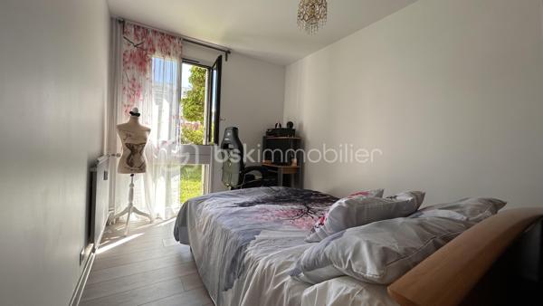 Venez découvrir avec Patricia Acquaviva ce T3 de 68 m² situé au rez-de-chaussée sur la commune d’Échirolles, au sein de la résidence du Château, offrant un cadre de vie agréable au cœur d’une copropriété entièrement fermée et sécurisée avec visiophone et bénéficiant d’un grand parc arboré.

L’appartement s’ouvre sur une entrée fonctionnelle avec placard, menant à une belle pièce de vie lumineuse de 32 m² avec cuisine ouverte, créant un espace convivial et agréable au quotidien, avec un accès direct à un balcon de 12 m² idéal pour profiter des extérieurs. Dans le prolongement, l’espace nuit se compose de deux chambres confortables, d’une belle salle de bain ainsi que de toilettes séparées, sans oublier un grand dressing aménagé dans le dégagement, offrant un véritable confort de rangement. Un cellier d’environ 3 m², situé sur le palier et équipé de l’électricité, vient compléter les prestations de ce bien.

La résidence, construite en 1974, propose un environnement bien entretenu avec stationnement entièrement libre et de nombreuses places disponibles. Les charges trimestrielles s’élèvent à 619 euros et incluent l’eau froide, l’eau chaude, le chauffage ainsi que l’entretien des parties communes, du parc et des espaces verts. La taxe foncière est de 1589 euros et aucun point particulier n’est à signaler lors des assemblées générales.

Côté technique, la chaudière gaz a été remplacée il y a environ 10 ans et l’électricité a été refaite il y a 7 à 8 ans. Des travaux sont à prévoir concernant les menuiseries actuellement en simple vitrage (devis en cours), laissant la possibilité de valoriser davantage le bien. L’appartement a été entretenu avec soin au fil des années, garantissant un logement sain et suivi.
Idéalement situé à proximité immédiate de toutes les commodités, ce bien représente une belle opportunité pour un projet de résidence principale ou d’investissement. Ne tardez pas à venir visiter