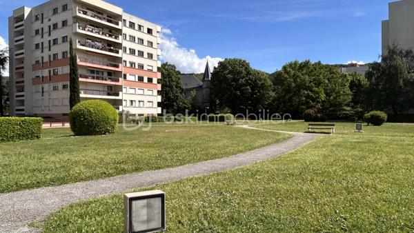 Venez découvrir avec Patricia Acquaviva ce T3 de 68 m² situé au rez-de-chaussée sur la commune d’Échirolles, au sein de la résidence du Château, offrant un cadre de vie agréable au cœur d’une copropriété entièrement fermée et sécurisée avec visiophone et bénéficiant d’un grand parc arboré.

L’appartement s’ouvre sur une entrée fonctionnelle avec placard, menant à une belle pièce de vie lumineuse de 32 m² avec cuisine ouverte, créant un espace convivial et agréable au quotidien, avec un accès direct à un balcon de 12 m² idéal pour profiter des extérieurs. Dans le prolongement, l’espace nuit se compose de deux chambres confortables, d’une belle salle de bain ainsi que de toilettes séparées, sans oublier un grand dressing aménagé dans le dégagement, offrant un véritable confort de rangement. Un cellier d’environ 3 m², situé sur le palier et équipé de l’électricité, vient compléter les prestations de ce bien.

La résidence, construite en 1974, propose un environnement bien entretenu avec stationnement entièrement libre et de nombreuses places disponibles. Les charges trimestrielles s’élèvent à 619 euros et incluent l’eau froide, l’eau chaude, le chauffage ainsi que l’entretien des parties communes, du parc et des espaces verts. La taxe foncière est de 1589 euros et aucun point particulier n’est à signaler lors des assemblées générales.

Côté technique, la chaudière gaz a été remplacée il y a environ 10 ans et l’électricité a été refaite il y a 7 à 8 ans. Des travaux sont à prévoir concernant les menuiseries actuellement en simple vitrage (devis en cours), laissant la possibilité de valoriser davantage le bien. L’appartement a été entretenu avec soin au fil des années, garantissant un logement sain et suivi.
Idéalement situé à proximité immédiate de toutes les commodités, ce bien représente une belle opportunité pour un projet de résidence principale ou d’investissement. Ne tardez pas à venir visiter