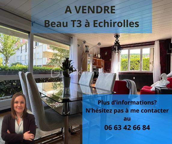 Venez découvrir avec Patricia Acquaviva ce T3 de 68 m² situé au rez-de-chaussée sur la commune d’Échirolles, au sein de la résidence du Château, offrant un cadre de vie agréable au cœur d’une copropriété entièrement fermée et sécurisée avec visiophone et bénéficiant d’un grand parc arboré.

L’appartement s’ouvre sur une entrée fonctionnelle avec placard, menant à une belle pièce de vie lumineuse de 32 m² avec cuisine ouverte, créant un espace convivial et agréable au quotidien, avec un accès direct à un balcon de 12 m² idéal pour profiter des extérieurs. Dans le prolongement, l’espace nuit se compose de deux chambres confortables, d’une belle salle de bain ainsi que de toilettes séparées, sans oublier un grand dressing aménagé dans le dégagement, offrant un véritable confort de rangement. Un cellier d’environ 3 m², situé sur le palier et équipé de l’électricité, vient compléter les prestations de ce bien.

La résidence, construite en 1974, propose un environnement bien entretenu avec stationnement entièrement libre et de nombreuses places disponibles. Les charges trimestrielles s’élèvent à 619 euros et incluent l’eau froide, l’eau chaude, le chauffage ainsi que l’entretien des parties communes, du parc et des espaces verts. La taxe foncière est de 1589 euros et aucun point particulier n’est à signaler lors des assemblées générales.

Côté technique, la chaudière gaz a été remplacée il y a environ 10 ans et l’électricité a été refaite il y a 7 à 8 ans. Des travaux sont à prévoir concernant les menuiseries actuellement en simple vitrage (devis en cours), laissant la possibilité de valoriser davantage le bien. L’appartement a été entretenu avec soin au fil des années, garantissant un logement sain et suivi.
Idéalement situé à proximité immédiate de toutes les commodités, ce bien représente une belle opportunité pour un projet de résidence principale ou d’investissement. Ne tardez pas à venir visiter