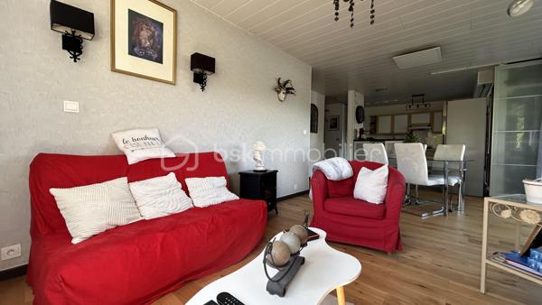 Venez découvrir avec Patricia Acquaviva ce T3 de 68 m² situé au rez-de-chaussée sur la commune d’Échirolles, au sein de la résidence du Château, offrant un cadre de vie agréable au cœur d’une copropriété entièrement fermée et sécurisée avec visiophone et bénéficiant d’un grand parc arboré.

L’appartement s’ouvre sur une entrée fonctionnelle avec placard, menant à une belle pièce de vie lumineuse de 32 m² avec cuisine ouverte, créant un espace convivial et agréable au quotidien, avec un accès direct à un balcon de 12 m² idéal pour profiter des extérieurs. Dans le prolongement, l’espace nuit se compose de deux chambres confortables, d’une belle salle de bain ainsi que de toilettes séparées, sans oublier un grand dressing aménagé dans le dégagement, offrant un véritable confort de rangement. Un cellier d’environ 3 m², situé sur le palier et équipé de l’électricité, vient compléter les prestations de ce bien.

La résidence, construite en 1974, propose un environnement bien entretenu avec stationnement entièrement libre et de nombreuses places disponibles. Les charges trimestrielles s’élèvent à 619 euros et incluent l’eau froide, l’eau chaude, le chauffage ainsi que l’entretien des parties communes, du parc et des espaces verts. La taxe foncière est de 1589 euros et aucun point particulier n’est à signaler lors des assemblées générales.

Côté technique, la chaudière gaz a été remplacée il y a environ 10 ans et l’électricité a été refaite il y a 7 à 8 ans. Des travaux sont à prévoir concernant les menuiseries actuellement en simple vitrage (devis en cours), laissant la possibilité de valoriser davantage le bien. L’appartement a été entretenu avec soin au fil des années, garantissant un logement sain et suivi.
Idéalement situé à proximité immédiate de toutes les commodités, ce bien représente une belle opportunité pour un projet de résidence principale ou d’investissement. Ne tardez pas à venir visiter