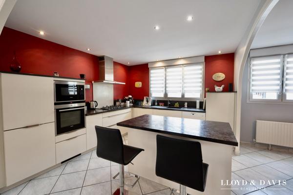 MALISSARD : GRANDE MAISON DE VILLAGE DE 205 M² AVEC JARDIN CLOS