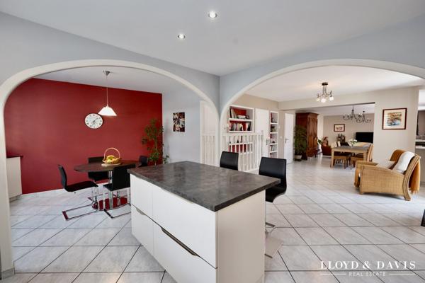 MALISSARD : GRANDE MAISON DE VILLAGE DE 205 M² AVEC JARDIN CLOS