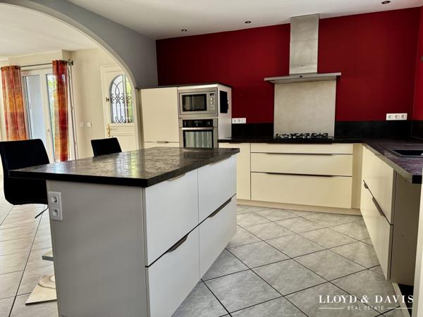 MALISSARD : GRANDE MAISON DE VILLAGE DE 205 M² AVEC JARDIN CLOS