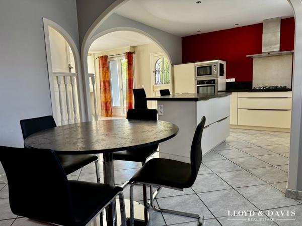 MALISSARD : GRANDE MAISON DE VILLAGE DE 205 M² AVEC JARDIN CLOS