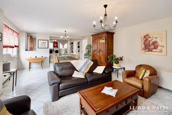 MALISSARD : GRANDE MAISON DE VILLAGE DE 205 M² AVEC JARDIN CLOS