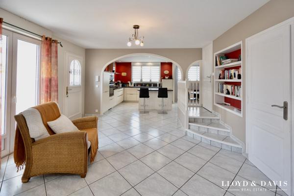 MALISSARD : GRANDE MAISON DE VILLAGE DE 205 M² AVEC JARDIN CLOS