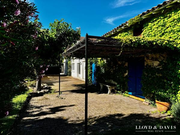 MALISSARD : GRANDE MAISON DE VILLAGE DE 205 M² AVEC JARDIN CLOS