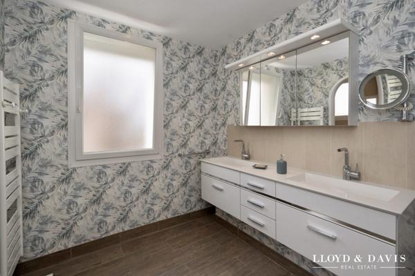 MALISSARD : GRANDE MAISON DE VILLAGE DE 205 M² AVEC JARDIN CLOS