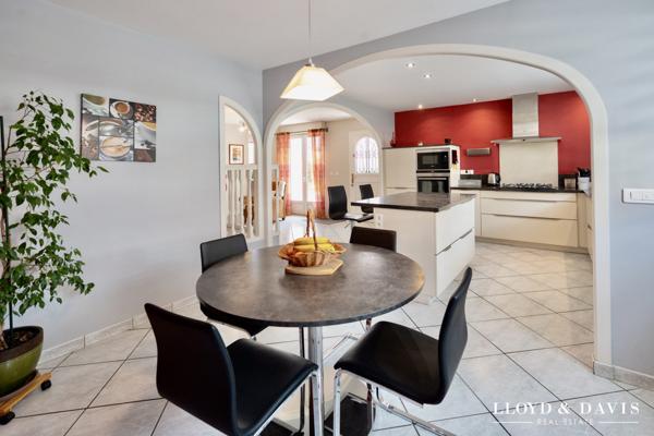 MALISSARD : GRANDE MAISON DE VILLAGE DE 205 M² AVEC JARDIN CLOS