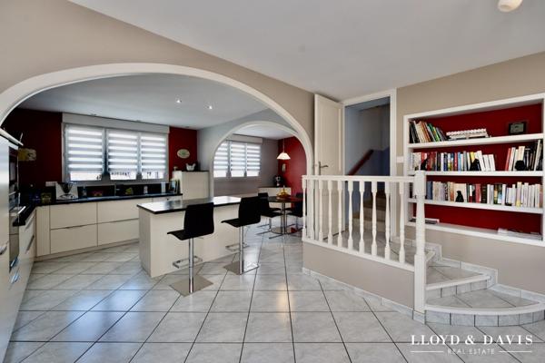 MALISSARD : GRANDE MAISON DE VILLAGE DE 205 M² AVEC JARDIN CLOS