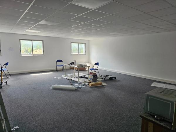 bureau rénové de 65 m2 à vendre à Trappes au prix de 89220 euros