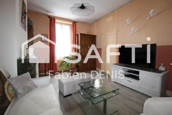 Maison de caractère avec jardin clos et garage.