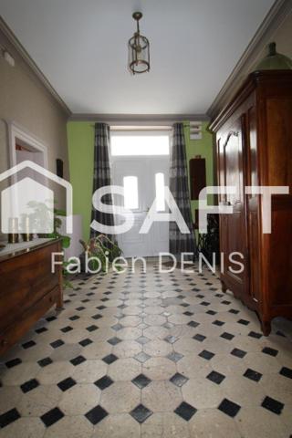 Maison de caractère avec jardin clos et garage.