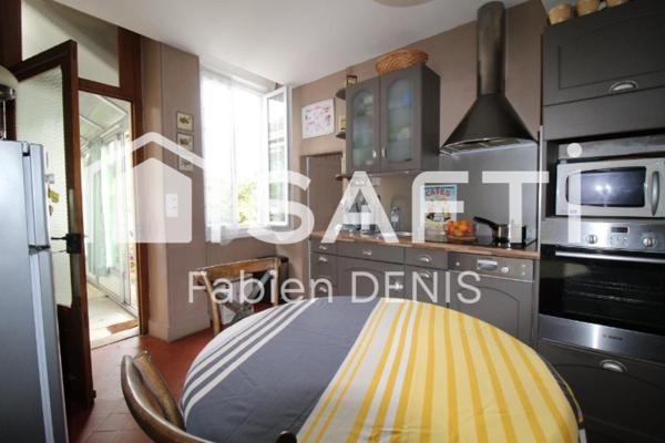 Maison de caractère avec jardin clos et garage.