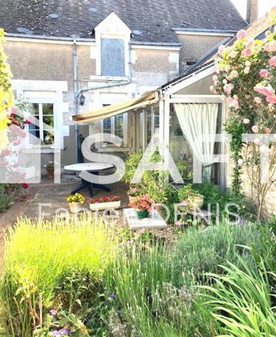 Maison de caractère avec jardin clos et garage.