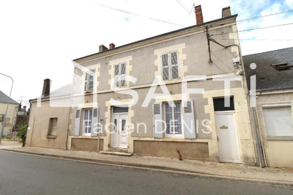 Maison de caractère avec jardin clos et garage.