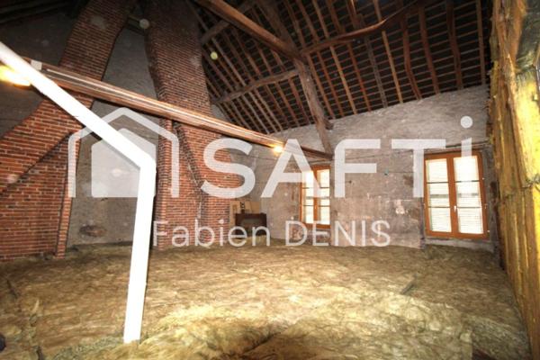 Maison de caractère avec jardin clos et garage.