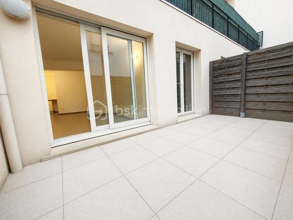 **À VENDRE – T2 avec terrasse et petit garage à Nîmes – 

À la recherche d'un appartement confortable, lumineux et idéalement situé ? Découvrez ce joli **T2 de 43,5 m²**, niché dans une résidence sécurisée de 2007 avec **ascenseur** et **digicode**, à deux pas des commerces, des transports et de toutes les commodités.

Vous apprécierez sa belle pièce de vie avec **cuisine ouverte**, offrant un espace convivial et fonctionnel, une chambre confortable, une salle d'eau ainsi qu'une agréable terrasse de 12 m², idéale pour profiter des beaux jours.

Un garage, pouvant accueillir une moto ou une petite voiture, complète ce bien.

Que vous soyez à la recherche de votre résidence principale ou d'un investissement locatif, cet appartement réunit tous les atouts pour vous séduire.

Informations complémentaires :


* Charges de copropriété : 83 €/mois
* Taxe foncière : 963 €
* Copropriété de 23 lots
* Aucune procédure en cours

DPE : C (155 kWhEP/m²/an) – GES : A (4 kgCO₂/m²/an)**
Montant estimé des dépenses annuelles d'énergie : entre **470 € et 660 €** (prix indexés sur 2021, abonnements compris).

📞 **Pour plus d'informations ou organiser une visite, contactez Karine DUFFY – BSK Immobilier au 06 64 75 86 40.**

Les informations sur les risques auxquels ce bien est exposé sont disponibles sur le site Géorisques : [www.georisques.gouv.fr](http://www.georisques.gouv.fr).