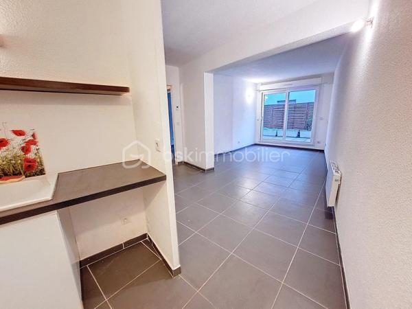 **À VENDRE – T2 avec terrasse et petit garage à Nîmes – 

À la recherche d'un appartement confortable, lumineux et idéalement situé ? Découvrez ce joli **T2 de 43,5 m²**, niché dans une résidence sécurisée de 2007 avec **ascenseur** et **digicode**, à deux pas des commerces, des transports et de toutes les commodités.

Vous apprécierez sa belle pièce de vie avec **cuisine ouverte**, offrant un espace convivial et fonctionnel, une chambre confortable, une salle d'eau ainsi qu'une agréable terrasse de 12 m², idéale pour profiter des beaux jours.

Un garage, pouvant accueillir une moto ou une petite voiture, complète ce bien.

Que vous soyez à la recherche de votre résidence principale ou d'un investissement locatif, cet appartement réunit tous les atouts pour vous séduire.

Informations complémentaires :


* Charges de copropriété : 83 €/mois
* Taxe foncière : 963 €
* Copropriété de 23 lots
* Aucune procédure en cours

DPE : C (155 kWhEP/m²/an) – GES : A (4 kgCO₂/m²/an)**
Montant estimé des dépenses annuelles d'énergie : entre **470 € et 660 €** (prix indexés sur 2021, abonnements compris).

📞 **Pour plus d'informations ou organiser une visite, contactez Karine DUFFY – BSK Immobilier au 06 64 75 86 40.**

Les informations sur les risques auxquels ce bien est exposé sont disponibles sur le site Géorisques : [www.georisques.gouv.fr](http://www.georisques.gouv.fr).