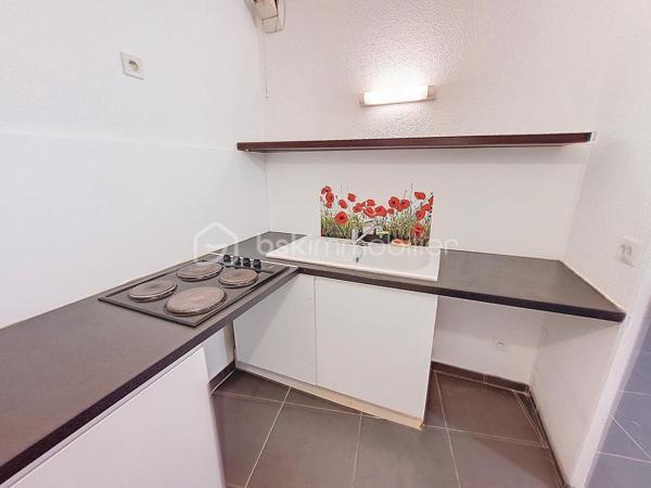 **À VENDRE – T2 avec terrasse et petit garage à Nîmes – 

À la recherche d'un appartement confortable, lumineux et idéalement situé ? Découvrez ce joli **T2 de 43,5 m²**, niché dans une résidence sécurisée de 2007 avec **ascenseur** et **digicode**, à deux pas des commerces, des transports et de toutes les commodités.

Vous apprécierez sa belle pièce de vie avec **cuisine ouverte**, offrant un espace convivial et fonctionnel, une chambre confortable, une salle d'eau ainsi qu'une agréable terrasse de 12 m², idéale pour profiter des beaux jours.

Un garage, pouvant accueillir une moto ou une petite voiture, complète ce bien.

Que vous soyez à la recherche de votre résidence principale ou d'un investissement locatif, cet appartement réunit tous les atouts pour vous séduire.

Informations complémentaires :


* Charges de copropriété : 83 €/mois
* Taxe foncière : 963 €
* Copropriété de 23 lots
* Aucune procédure en cours

DPE : C (155 kWhEP/m²/an) – GES : A (4 kgCO₂/m²/an)**
Montant estimé des dépenses annuelles d'énergie : entre **470 € et 660 €** (prix indexés sur 2021, abonnements compris).

📞 **Pour plus d'informations ou organiser une visite, contactez Karine DUFFY – BSK Immobilier au 06 64 75 86 40.**

Les informations sur les risques auxquels ce bien est exposé sont disponibles sur le site Géorisques : [www.georisques.gouv.fr](http://www.georisques.gouv.fr).