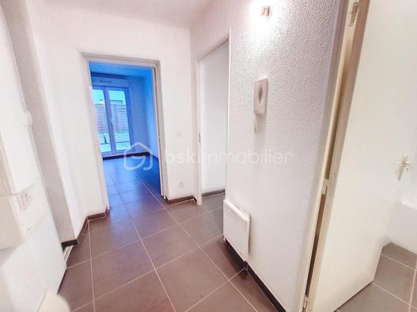 **À VENDRE – T2 avec terrasse et petit garage à Nîmes – 

À la recherche d'un appartement confortable, lumineux et idéalement situé ? Découvrez ce joli **T2 de 43,5 m²**, niché dans une résidence sécurisée de 2007 avec **ascenseur** et **digicode**, à deux pas des commerces, des transports et de toutes les commodités.

Vous apprécierez sa belle pièce de vie avec **cuisine ouverte**, offrant un espace convivial et fonctionnel, une chambre confortable, une salle d'eau ainsi qu'une agréable terrasse de 12 m², idéale pour profiter des beaux jours.

Un garage, pouvant accueillir une moto ou une petite voiture, complète ce bien.

Que vous soyez à la recherche de votre résidence principale ou d'un investissement locatif, cet appartement réunit tous les atouts pour vous séduire.

Informations complémentaires :


* Charges de copropriété : 83 €/mois
* Taxe foncière : 963 €
* Copropriété de 23 lots
* Aucune procédure en cours

DPE : C (155 kWhEP/m²/an) – GES : A (4 kgCO₂/m²/an)**
Montant estimé des dépenses annuelles d'énergie : entre **470 € et 660 €** (prix indexés sur 2021, abonnements compris).

📞 **Pour plus d'informations ou organiser une visite, contactez Karine DUFFY – BSK Immobilier au 06 64 75 86 40.**

Les informations sur les risques auxquels ce bien est exposé sont disponibles sur le site Géorisques : [www.georisques.gouv.fr](http://www.georisques.gouv.fr).