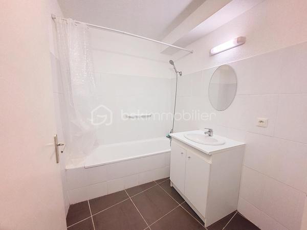 **À VENDRE – T2 avec terrasse et petit garage à Nîmes – 

À la recherche d'un appartement confortable, lumineux et idéalement situé ? Découvrez ce joli **T2 de 43,5 m²**, niché dans une résidence sécurisée de 2007 avec **ascenseur** et **digicode**, à deux pas des commerces, des transports et de toutes les commodités.

Vous apprécierez sa belle pièce de vie avec **cuisine ouverte**, offrant un espace convivial et fonctionnel, une chambre confortable, une salle d'eau ainsi qu'une agréable terrasse de 12 m², idéale pour profiter des beaux jours.

Un garage, pouvant accueillir une moto ou une petite voiture, complète ce bien.

Que vous soyez à la recherche de votre résidence principale ou d'un investissement locatif, cet appartement réunit tous les atouts pour vous séduire.

Informations complémentaires :


* Charges de copropriété : 83 €/mois
* Taxe foncière : 963 €
* Copropriété de 23 lots
* Aucune procédure en cours

DPE : C (155 kWhEP/m²/an) – GES : A (4 kgCO₂/m²/an)**
Montant estimé des dépenses annuelles d'énergie : entre **470 € et 660 €** (prix indexés sur 2021, abonnements compris).

📞 **Pour plus d'informations ou organiser une visite, contactez Karine DUFFY – BSK Immobilier au 06 64 75 86 40.**

Les informations sur les risques auxquels ce bien est exposé sont disponibles sur le site Géorisques : [www.georisques.gouv.fr](http://www.georisques.gouv.fr).