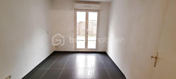 **À VENDRE – T2 avec terrasse et petit garage à Nîmes – 

À la recherche d'un appartement confortable, lumineux et idéalement situé ? Découvrez ce joli **T2 de 43,5 m²**, niché dans une résidence sécurisée de 2007 avec **ascenseur** et **digicode**, à deux pas des commerces, des transports et de toutes les commodités.

Vous apprécierez sa belle pièce de vie avec **cuisine ouverte**, offrant un espace convivial et fonctionnel, une chambre confortable, une salle d'eau ainsi qu'une agréable terrasse de 12 m², idéale pour profiter des beaux jours.

Un garage, pouvant accueillir une moto ou une petite voiture, complète ce bien.

Que vous soyez à la recherche de votre résidence principale ou d'un investissement locatif, cet appartement réunit tous les atouts pour vous séduire.

Informations complémentaires :


* Charges de copropriété : 83 €/mois
* Taxe foncière : 963 €
* Copropriété de 23 lots
* Aucune procédure en cours

DPE : C (155 kWhEP/m²/an) – GES : A (4 kgCO₂/m²/an)**
Montant estimé des dépenses annuelles d'énergie : entre **470 € et 660 €** (prix indexés sur 2021, abonnements compris).

📞 **Pour plus d'informations ou organiser une visite, contactez Karine DUFFY – BSK Immobilier au 06 64 75 86 40.**

Les informations sur les risques auxquels ce bien est exposé sont disponibles sur le site Géorisques : [www.georisques.gouv.fr](http://www.georisques.gouv.fr).