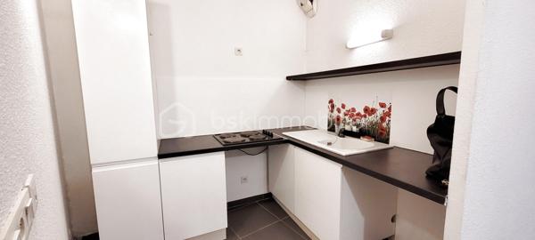 **À VENDRE – T2 avec terrasse et petit garage à Nîmes – 

À la recherche d'un appartement confortable, lumineux et idéalement situé ? Découvrez ce joli **T2 de 43,5 m²**, niché dans une résidence sécurisée de 2007 avec **ascenseur** et **digicode**, à deux pas des commerces, des transports et de toutes les commodités.

Vous apprécierez sa belle pièce de vie avec **cuisine ouverte**, offrant un espace convivial et fonctionnel, une chambre confortable, une salle d'eau ainsi qu'une agréable terrasse de 12 m², idéale pour profiter des beaux jours.

Un garage, pouvant accueillir une moto ou une petite voiture, complète ce bien.

Que vous soyez à la recherche de votre résidence principale ou d'un investissement locatif, cet appartement réunit tous les atouts pour vous séduire.

Informations complémentaires :


* Charges de copropriété : 83 €/mois
* Taxe foncière : 963 €
* Copropriété de 23 lots
* Aucune procédure en cours

DPE : C (155 kWhEP/m²/an) – GES : A (4 kgCO₂/m²/an)**
Montant estimé des dépenses annuelles d'énergie : entre **470 € et 660 €** (prix indexés sur 2021, abonnements compris).

📞 **Pour plus d'informations ou organiser une visite, contactez Karine DUFFY – BSK Immobilier au 06 64 75 86 40.**

Les informations sur les risques auxquels ce bien est exposé sont disponibles sur le site Géorisques : [www.georisques.gouv.fr](http://www.georisques.gouv.fr).