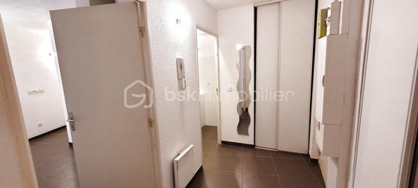 **À VENDRE – T2 avec terrasse et petit garage à Nîmes – 

À la recherche d'un appartement confortable, lumineux et idéalement situé ? Découvrez ce joli **T2 de 43,5 m²**, niché dans une résidence sécurisée de 2007 avec **ascenseur** et **digicode**, à deux pas des commerces, des transports et de toutes les commodités.

Vous apprécierez sa belle pièce de vie avec **cuisine ouverte**, offrant un espace convivial et fonctionnel, une chambre confortable, une salle d'eau ainsi qu'une agréable terrasse de 12 m², idéale pour profiter des beaux jours.

Un garage, pouvant accueillir une moto ou une petite voiture, complète ce bien.

Que vous soyez à la recherche de votre résidence principale ou d'un investissement locatif, cet appartement réunit tous les atouts pour vous séduire.

Informations complémentaires :


* Charges de copropriété : 83 €/mois
* Taxe foncière : 963 €
* Copropriété de 23 lots
* Aucune procédure en cours

DPE : C (155 kWhEP/m²/an) – GES : A (4 kgCO₂/m²/an)**
Montant estimé des dépenses annuelles d'énergie : entre **470 € et 660 €** (prix indexés sur 2021, abonnements compris).

📞 **Pour plus d'informations ou organiser une visite, contactez Karine DUFFY – BSK Immobilier au 06 64 75 86 40.**

Les informations sur les risques auxquels ce bien est exposé sont disponibles sur le site Géorisques : [www.georisques.gouv.fr](http://www.georisques.gouv.fr).