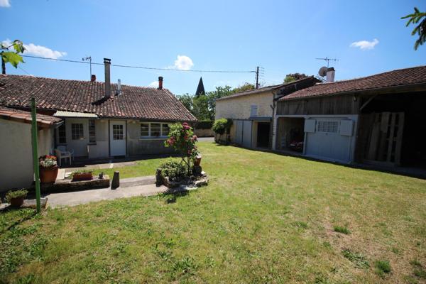 Maison 4 chambres prête à vivre , 2 garages et dépendances !
