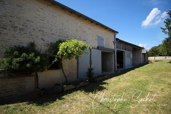 Maison 4 chambres prête à vivre , 2 garages et dépendances !