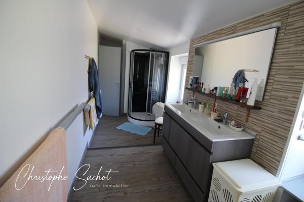 Maison 4 chambres prête à vivre , 2 garages et dépendances !