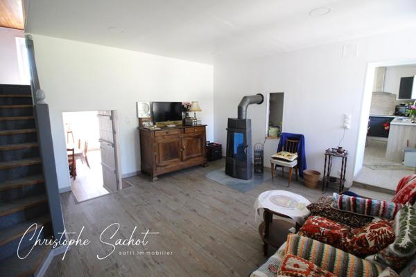 Maison 4 chambres prête à vivre , 2 garages et dépendances !