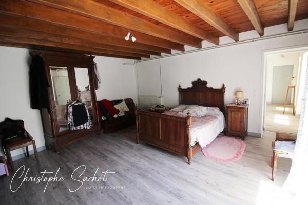 Maison 4 chambres prête à vivre , 2 garages et dépendances !