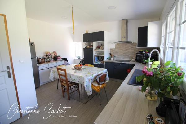 Maison 4 chambres prête à vivre , 2 garages et dépendances !