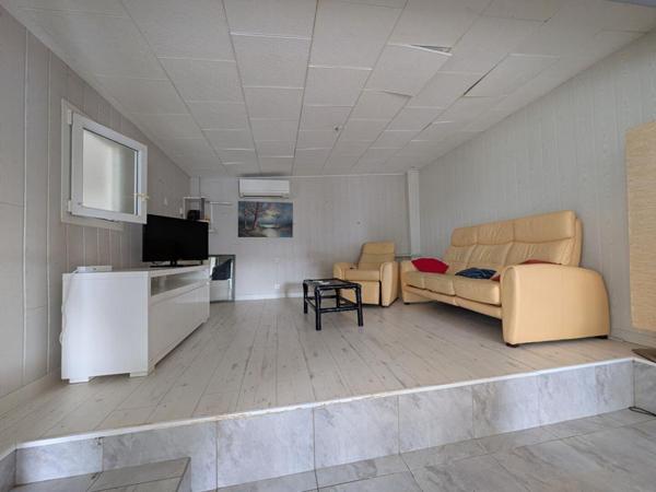 Terrain Hyeres 300 m2 Non constructible avec électricité solaire, forage et fosse sceptique Habitation légère