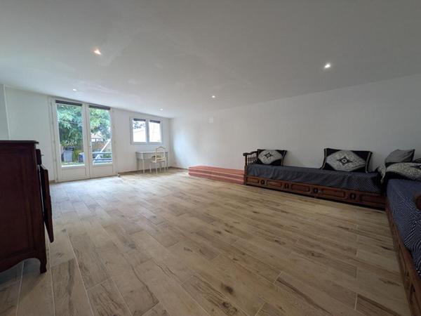 Terrain Hyeres 300 m2 Non constructible avec électricité solaire, forage et fosse sceptique Habitation légère