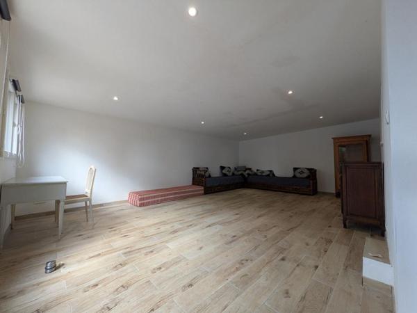 Terrain Hyeres 300 m2 Non constructible avec électricité solaire, forage et fosse sceptique Habitation légère