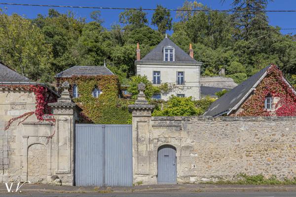 ST ETIENNE DE CHIGNY - MAISON DE MAITRE ET SES DEPENDANCES